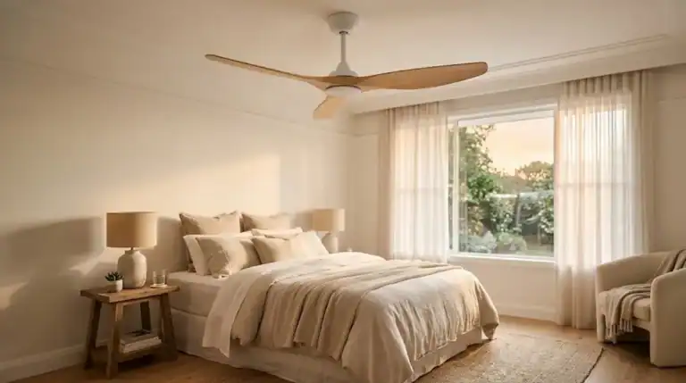 Ventilador de teto silencioso em quarto aconchegante no fim do dia